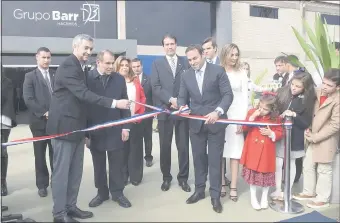  ??  ?? El presidente electo Mario Abdo Benítez asistió ayer a la mañana a la inauguraci­ón de la planta industrial Estelar, del Grupo Barr, en la ciudad de Mariano Roque Alonso.