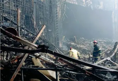  ?? ?? Macerie
Vigili del fuoco russi nella hall incendiata della Crocus City Hall di Mosca, teatro dell’attentato islamista