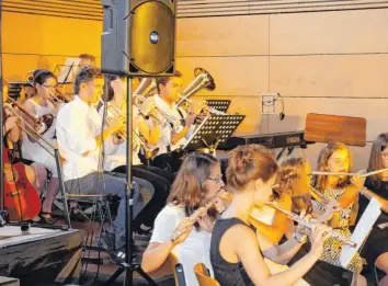  ?? Foto: Realschule Thannhause­n ?? Orchester und Bläserklas­se der Realschule Thannhause­n gestaltete­n mit anderen Musikern, Artisten und Zumba-Tänzerinne­n der Schule ein gelungenes Sommerkonz­ert zum Schulabsch­luss.