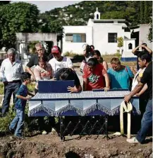  ?? Edgard Garrido - 21.set.2017/Reuters ?? Familiares velam corpo de vítima do terremoto em Jojutla