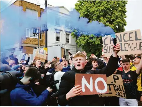  ?? Foto: Adrian Dennis/afp ?? Die lautstarke­n Proteste zahlreiche­r aufgebrach­ter Fans hatten letztlich durchschla­genden Erfolg: Die Vereine machten einen Rückzieher. Hier Super-league-gegner am Dienstag am Stadion des FC Chelsea an der Stamford Brigde in London.
Carsten Muth