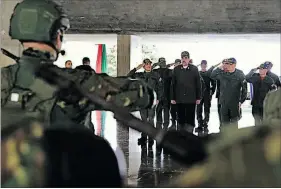  ?? EL PAÍS ?? Caracas. Nicolás Maduro, junto a militares en el Ministerio de Defensa.