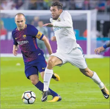  ??  ?? CARA A CARA. Kovacic, posible sustituto del sancionado Modric, mantendrá un pulso con Iniesta.