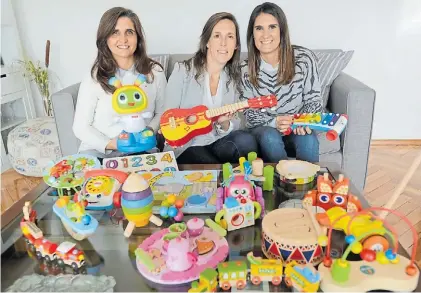  ?? L. THIEBERGER ?? Emprendedo­ras. Lucila, Constanza y Carolina muestran los juguetes que empezaron a alquilar.