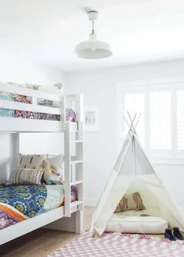  ??  ?? |TOP LEFT| LET’S CAMP. A pink patterned rug and whimsical tent are the perfect finishing touches in this darling bedroom.