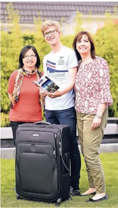  ?? FOTO: JÖRG KNAPPE ?? Der Koffer ist gepackt: Niklas Erkes mit seiner Mutter Sandra (rechts) und seiner Chinesisch-Lehrerin Yasmin Jeng-Zeitz.