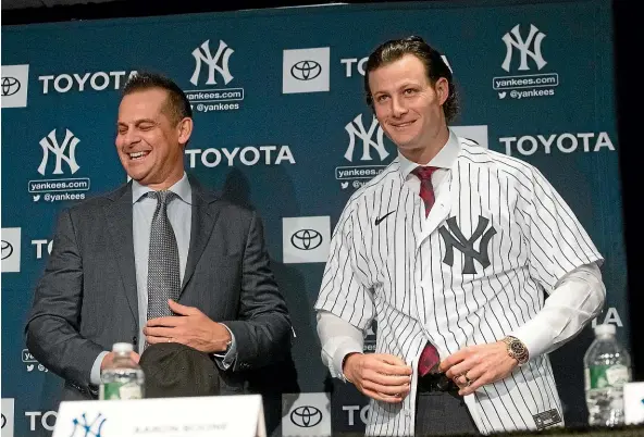  ?? AP ?? New York Yankees manager Aaron Boone, left, with high-profile pitching recruit Gerrit Cole.