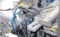  ?? FOTO: VARTA ?? Produktion von Knopfzelle­n bei Varta in Nördlingen: Die Batterien des Ellwanger Unternehme­ns werden auch in Kopfhörer von Apple eingebaut.