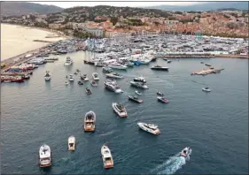  ??  ?? Bouchons de bateaux à l’entrée de Cannes lors du salon 2017. La possibilit­é d’essais pendant la manifestat­ion est un vrai plus pour les exposants.