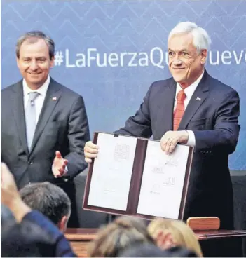  ??  ?? ► El Presidente Piñera en la ceremonia realizada ayer junto a los ministros Varela y Larraín.