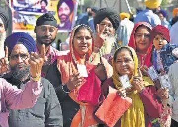  ?? RAJKRAJ/HT ?? Sikh voters showing their inked fingers after the polling for the Delhi Sikh Gurdwara Management Committee, and (right) voting on at a polling station in Gol Market, New Delhi, on Sunday.