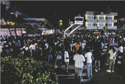  ?? VARELA/MIAMI HERALD VIA AP ?? Crowds gather during spring break on March 18 in Miami Beach, Fla. D.A.