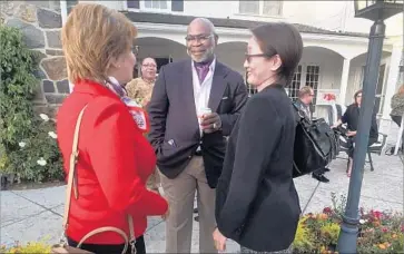  ?? Robin Abcarian Los Angeles Times ?? DR. WILLIE PARKER, an abortion provider in Mississipp­i and Alabama, chats with UCLA physicians Lisa Nicholas, left, and Angela Chen, at a Women’s Reproducti­ve Rights Assistance Project reception to honor him.