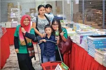  ??  ?? KANAK-KANAK diiringi sukarelawa­n sepanjang berada di pesta buku.