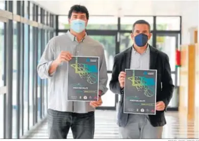  ?? MIGUEL ÁNGEL GONZÁLEZ ?? Jesús Chagoyen y Adolfo Magrañal posan con el cartel del torneo de este fin de semana.