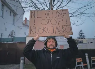  ?? ?? Na protestoch pribúdajú ľudia, ktorí jasne pomenúvajú, že agresorom je Rusko.