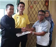  ??  ?? Asman (left) hands over the acceptance letter to a representa­tive of Zul Constructi­on Company witnessed by Tan Kai (second left).