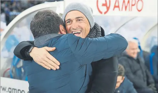  ?? FOTO: EFE ?? Luis Enrique y Eusebio Sacristán se abrazaron en los instantes iniciales del partido con gran efusividad. Ambos mantienen una buena relación tras haber dirigido los banquillos del Celta de Vigo y del Barça B a lo largo de sus carreras como...