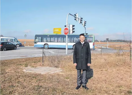  ?? SZ-FOTO: DKD ?? Bürgermeis­ter Andreas Braun freut sich, dass die Verkehrssi­tuation an der B311-Kreuzung bald noch besser wird.