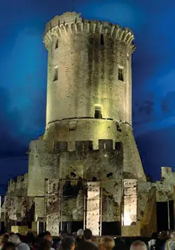  ??  ?? Area archeologi­ca Sopra un’immagine di VeliaTeatr­o, il palcoicona sotto la torre Lì, per vent’anni, sono andate in scena pièce classiche ora spostate alla Fondazione Alario