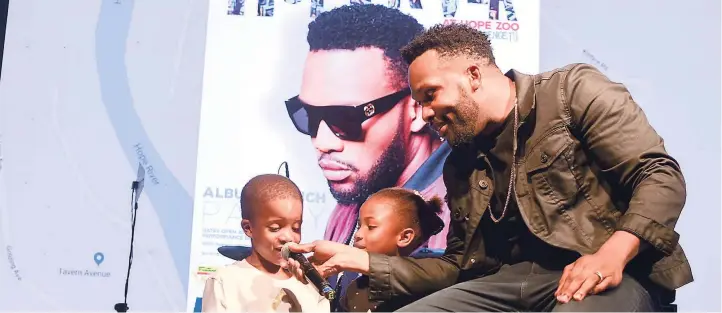  ?? PHOTO BY SHORN HECTOR ?? Agent Sasco shares the stage with his son, Joshua, and daughter, LC, at the launch of his album at Hope Gardens last week.