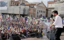  ?? Foto di U. Pizzi ?? Opposizion­e Martina sul palco della manifestaz­ione Pd