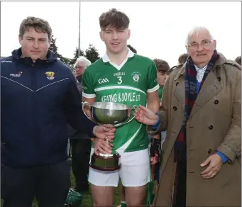  ??  ?? Fionn Codd, the Cloughbawn captain, with David Tobin of Coiste na nOg and Brendan Furlong (sponsors).