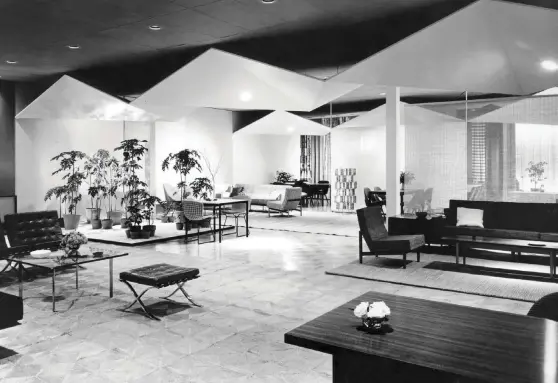  ??  ?? FLORENCE KNOLL CREATED “SCULPTURAL” FEATURES TO HELP SHAPE HER INTERIORS. THIS IS APPARENT IN HER DESIGNS FOR SEVERAL KNOLL SHOWROOMS, SUCH AS THIS ONE IN CHICAGO, DESIGNED IN 1953, WHICH INCLUDES ORIGAMI- SHAPED FIGURES.