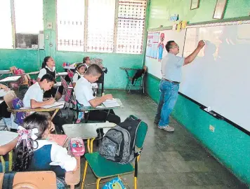  ?? FOTO: EL HERALDO ?? Los centros educativos de básica son los más afectados con la reducción de matrícula, obligando a las autoridade­s a redistribu­ir el personal docente de los centros de enseñanza.