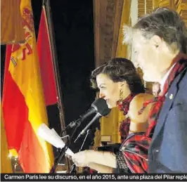  ??  ?? Carmen París lee su discurso, en el año 2015, ante una plaza del Pilar reple