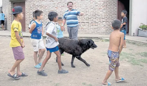  ?? Fotos santiago filipuzzi ?? El padre Rodrigo Vega, del barrio Carlos Gardel, defiende el rol de los punteros