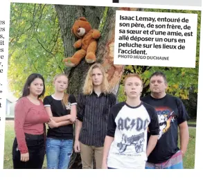  ?? PHOTO HUGO DUCHAINE ?? Isaac Lemay, entouré de son père, de son frère, de sa soeur et d’une amie, est allé déposer un ours en peluche sur les lieux de l’accident.