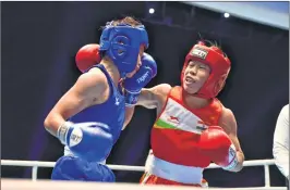  ??  ?? India’s Mary Kom (Red) against Thailand’s Jutamas Jitpong