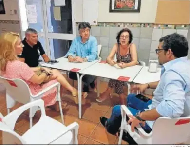  ?? H. INFORMACIÓ­N ?? Reunión de los vecinos de Costa de la Luz con Luis Albillo y Rafael Mora.