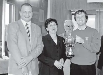  ?? 01_B25twe05 ?? Arran Open scratch winner Alex Gold receives the trophy from Brodick Golf Club captain Alastair Dobson and Marian Noble of sponsors, the Isle of Arran Distillers.