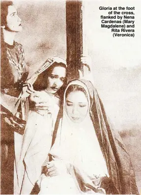  ??  ?? Gloria at the foot of the cross, flanked by Nena Cardenas (Mary Magdalene) and Rita Rivera (Veronica)