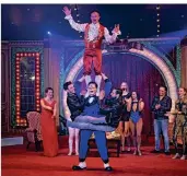  ?? FOTO: HELGE BOELE ?? Ein Ausschnitt aus dem Wohnzimmer-circus mit Clown Tonito, Jonny Casselly junior und den Messoudi Brothers.