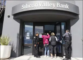  ?? (AP) ?? Security guards let individual­s enter the Silicon Valley Bank’s headquarte­rs last week in Santa Clara, Calif.