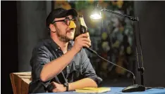  ?? Foto: Andreas Lode ?? Darauf ein Bier: Willy Nachdenkli­ch bei seiner amüsanten Lesung im Ballonmuse­um Gersthofen.