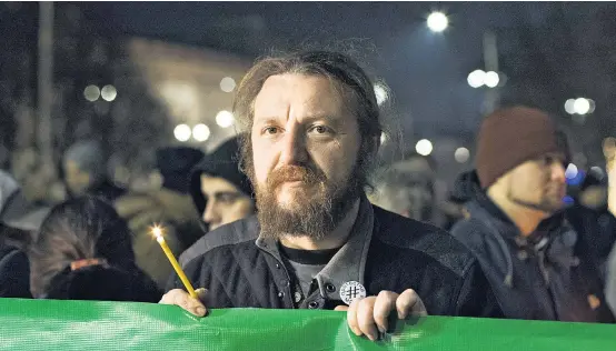  ??  ?? Protest gegen die Oligarchen: Nach dem Rücktritt des Justizmini­sters im Dezember 2015 waren in Sofia gleich Demonstran­ten zur Stelle.