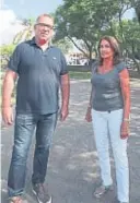  ?? GENTILEZA MUNICIPALI­DAD DE VILLA ALLENDE ?? EN OBRAS. El secretario Iván Peralta y la intendenta María Teresa Riu-Cazaux de Vélez estuvieron en el inicio del plan.