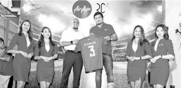  ??  ?? Roberto (third left) receives a jersey from Benyamin (third right) during the announceme­nt of Roberto as a new global brand ambassador yesterday.