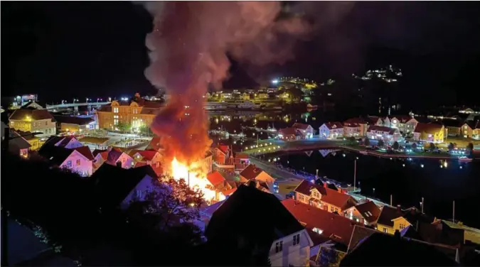  ?? FOTO: TIPSER ?? 12. oktober brant et bolighus i Storgaten i Farsund sentrum. Det var én av 20 branner brannvesen­et rykket ut på i fjor.