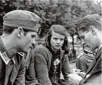  ?? Foto: George Wittenstei­n, epd ?? Hans Scholl, seine Schwester Sophie und Christoph Probst (von links) bei der Militärsam­melstelle ihrer Studentenk­ompanie am Münchner Ostbahnhof zur Abkommandi­erung an die Ostfront.