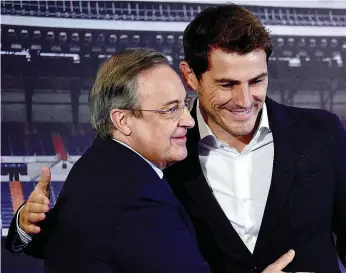  ??  ?? Afinal, abraços de Florentino a Casillas não eram verdadeiro­s