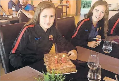  ?? FOTO: FCB ?? Aniversari­o por todo lo alto A sus 16 años, la delantera del Barça B ha vivido una temporada de ensueño y quiere llegar muy lejos