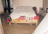  ??  ?? El agua inundó algunas casas