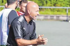  ?? FOTO: ALHO ?? Trainer Serkan Buz vom FC Dostluk Friedrichs­hafen (vorne) fordert eine Reaktion auf die 2:5-Niederlage Mitte der Woche in Oberteurin­gen.