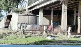  ?? Pictures: EUGENE COETZEE ?? ARRESTING THE SLIDE: A rundown building in Swartkops Street in North End