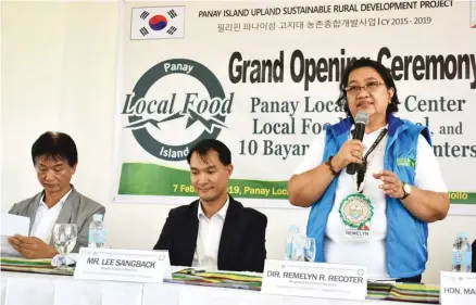  ??  ?? Recoter explains the burden on marketing and losses being incurred by local farmers without the central distributi­on hub for their products. However, with the grand opening of the Panay Local Food Center and Terminal, it will serve as the regional consolidat­ion hub for upland products from the different BTCs in Panay. Also in photo (from left) are economist Dr. Haejin Yoon, and KOICA Country Director for Philippine­s Dr. Lee Sangback.